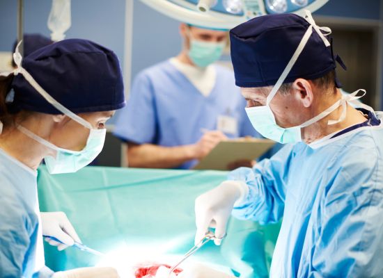 Symbolbild einer Transplantation und Nachsorge